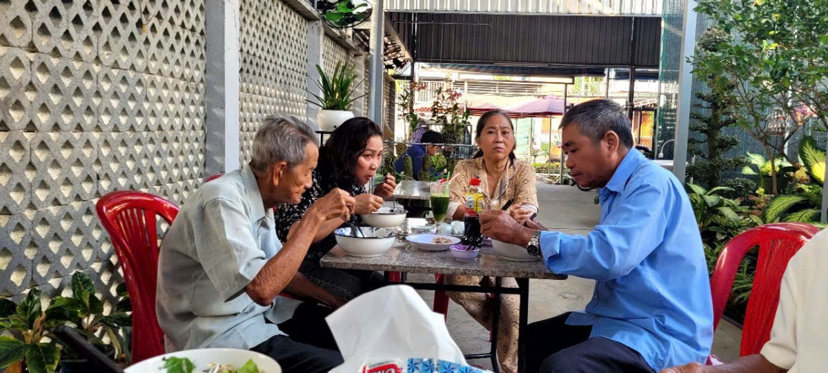 Nhiều người trẻ tuổi vẫn tham gia sinh hoạt cùng các cụ cao niên