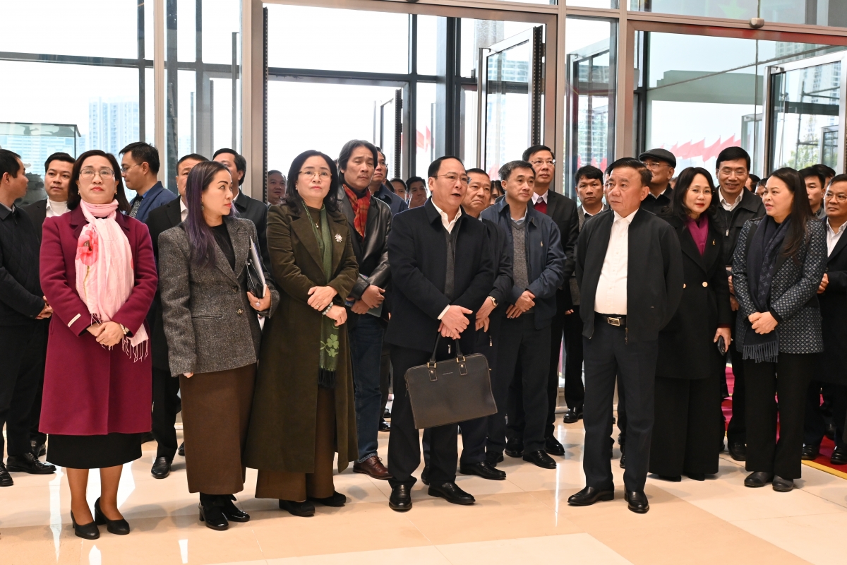 - Trần Cẩm Tú ksiêm dlăng hdră mprăp kơ Klei bi kƀĭn tal 14 mơ̆ng Đảng  