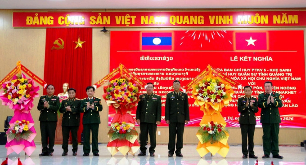 Các đơn vị hai bên tặng hoa chúc mừng. Ảnh: TTXVN phát