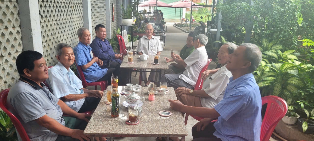 Quán giải khát của bà Nguyễn Thị Đồng trở thành địa chỉ thân quen của các cụ cao tuổi ở phường Đạo Thạnh mỗi ngày