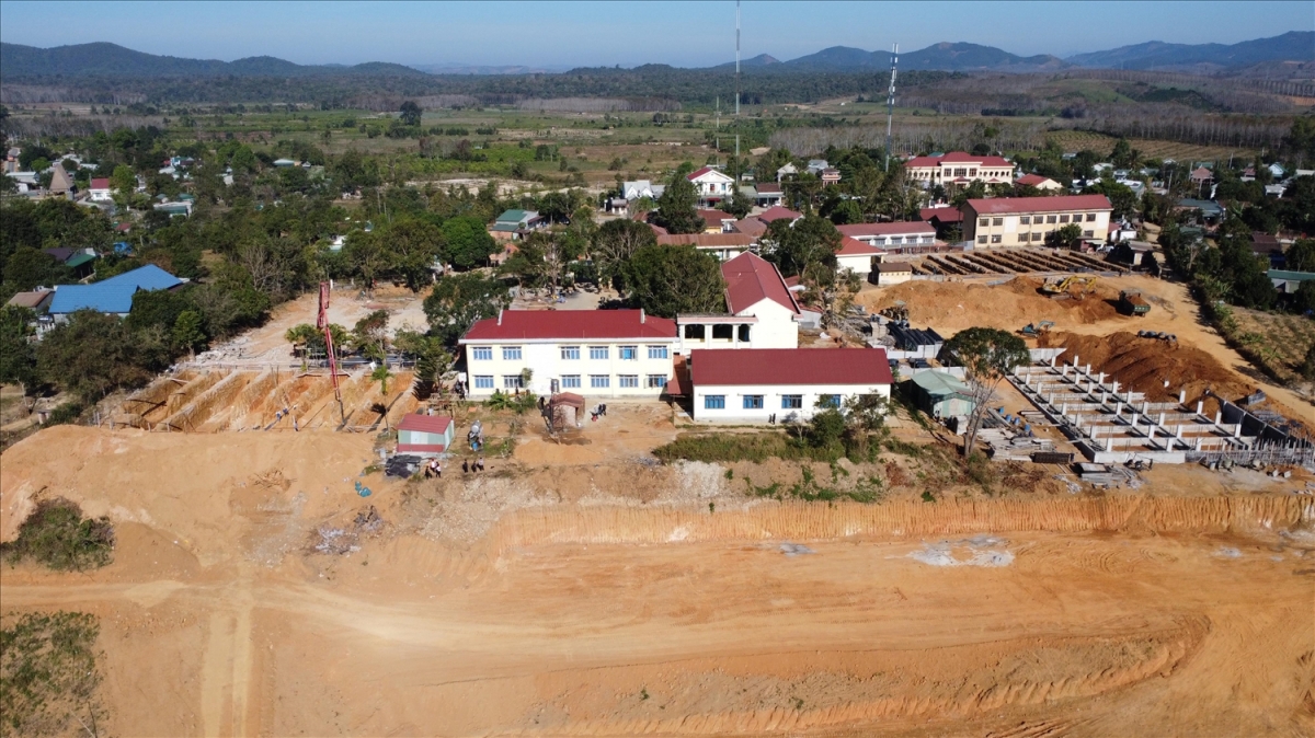 Công trình Trường phổ thông nội trú liên cấp TH-THCS xã Rờ Kơi đang được triển khai thi công. (Ảnh: N.C)