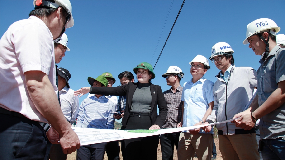 Bà Y Ngọc (đứng giữa), Phó Chủ tịch Thường trực UBND tỉnh Quảng Ngãi kiểm tra thực tế tại công trình thi công Trường phổ thông nội trú liên cấp TH-THCS xã Dục Nông. (Ảnh: N.C)