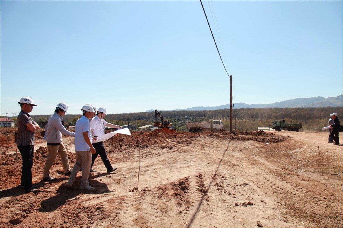 Không khí hối hả thi công tại công trình Trường phổ thông nội trú liên cấp TH-THCS xã Dục Nông. (Ảnh: N.C)