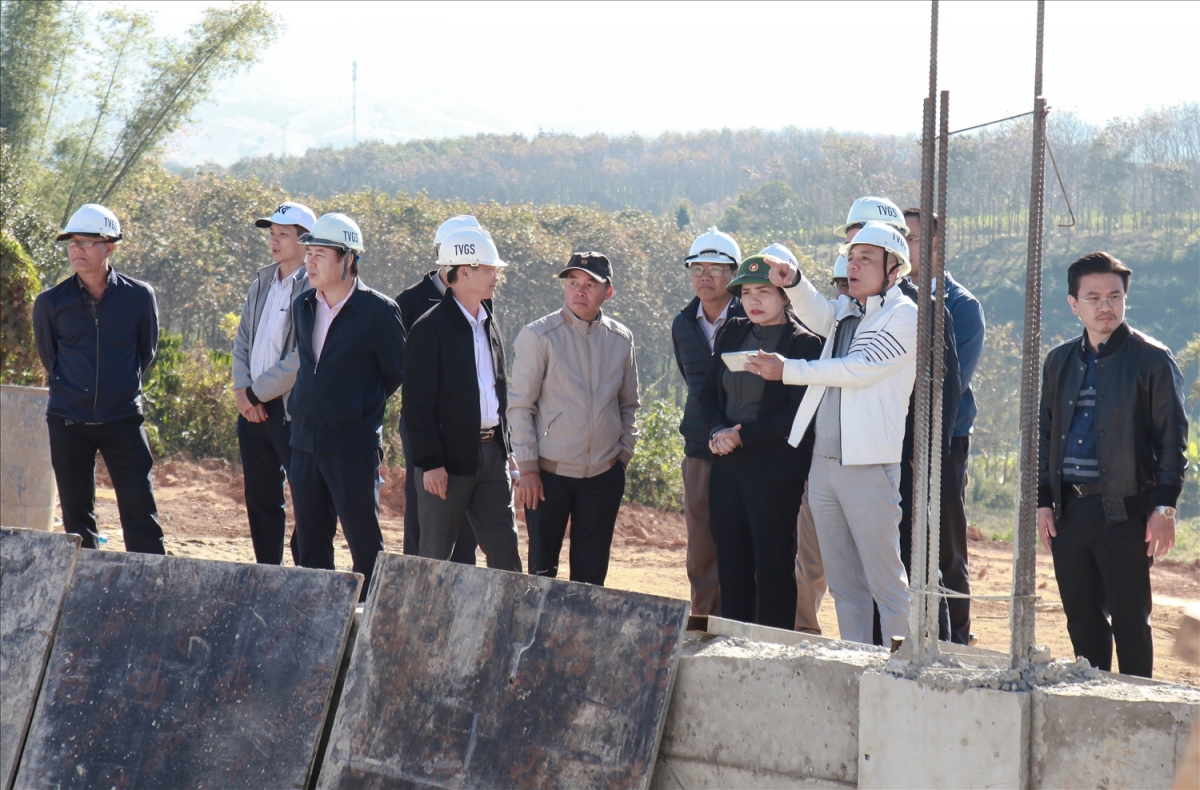 Các đơn vị thi công đã xây dựng phương án tổ chức thi công 3 ca, 4 kíp, sẵn sàng làm xuyên Tết, quyết tâm hoàn thành cơ bản các hạng mục trước ngày 31/7/2026. (Ảnh: N.C)