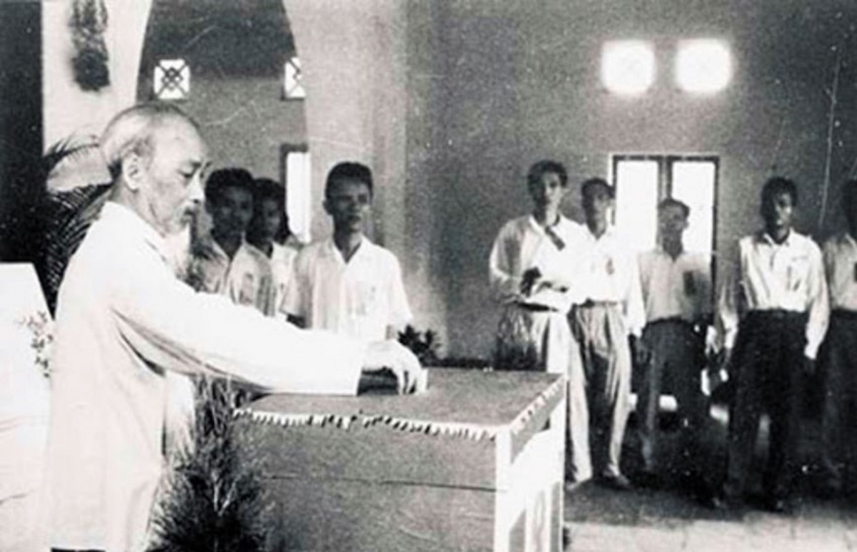  Khua mir sir Hồ Chí Minh nao plĕ hră ƀơi sang mrô 10, plơi Hàng Vôi, Hà Nội