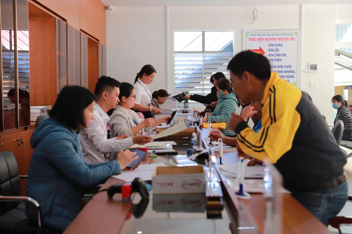 
Bơngai joăt jang kơ Hơnih pơm hla ar kơ teh đak sơng iŏk păng hơmet pơ ‘lơ̆ng hla ar bơ̆jang