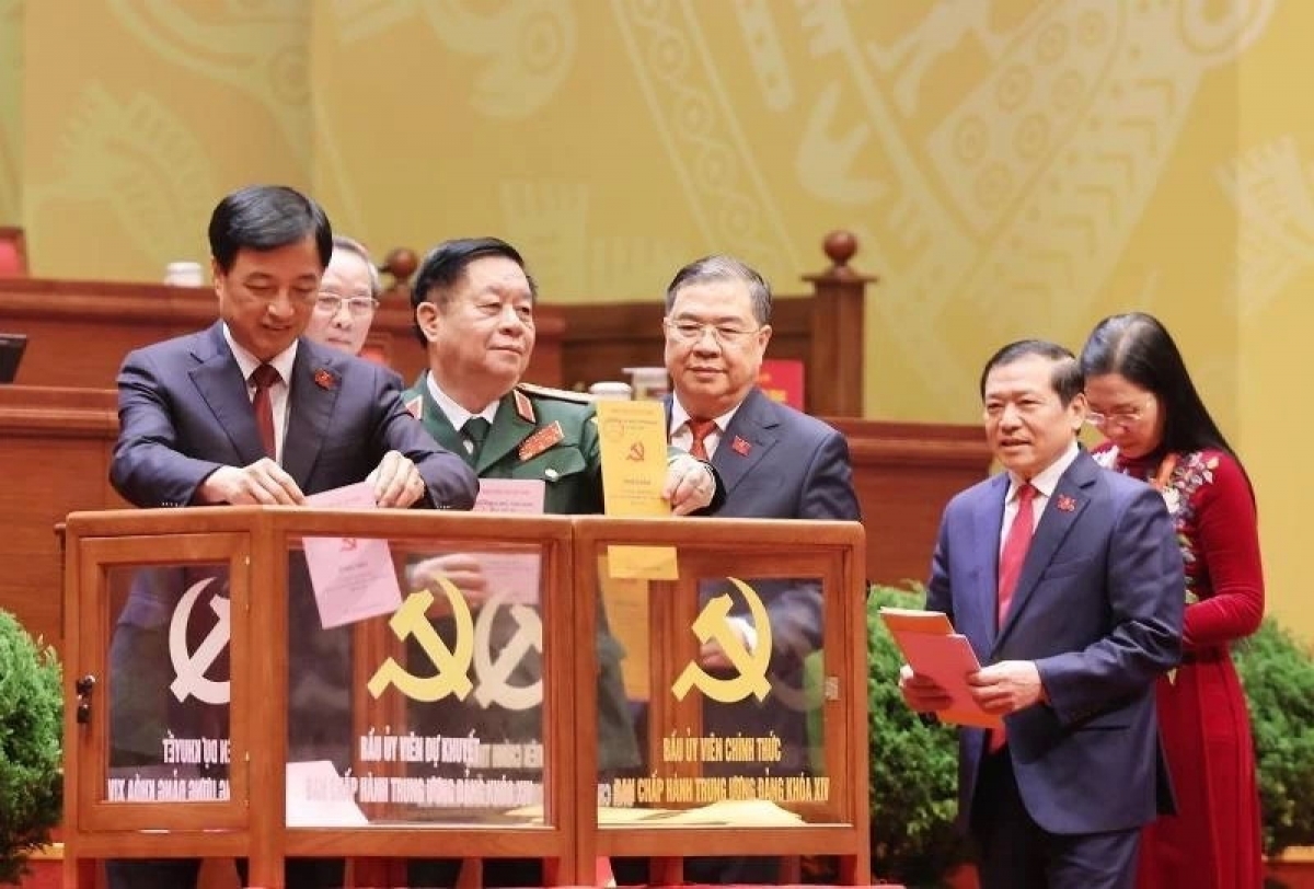 Đại biểu bỏ phiếu bầu Ban Chấp hành Trung ương Đảng khoá XIV tại Đại hội XIV của Đảng. Ảnh: TTXVN
