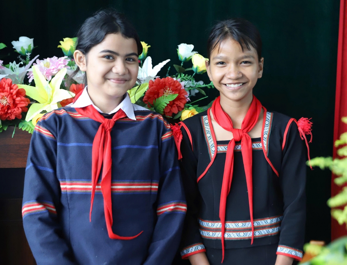 Adơi Siu Thúy gah ieo hăng adơi Rmah H’Ý gah hnuă hơ̆k mơak yua hơmâo djru ba, pơtô hrăm ten biă mă mơ̆ng ƀing nai neh pioh kơ gơñu