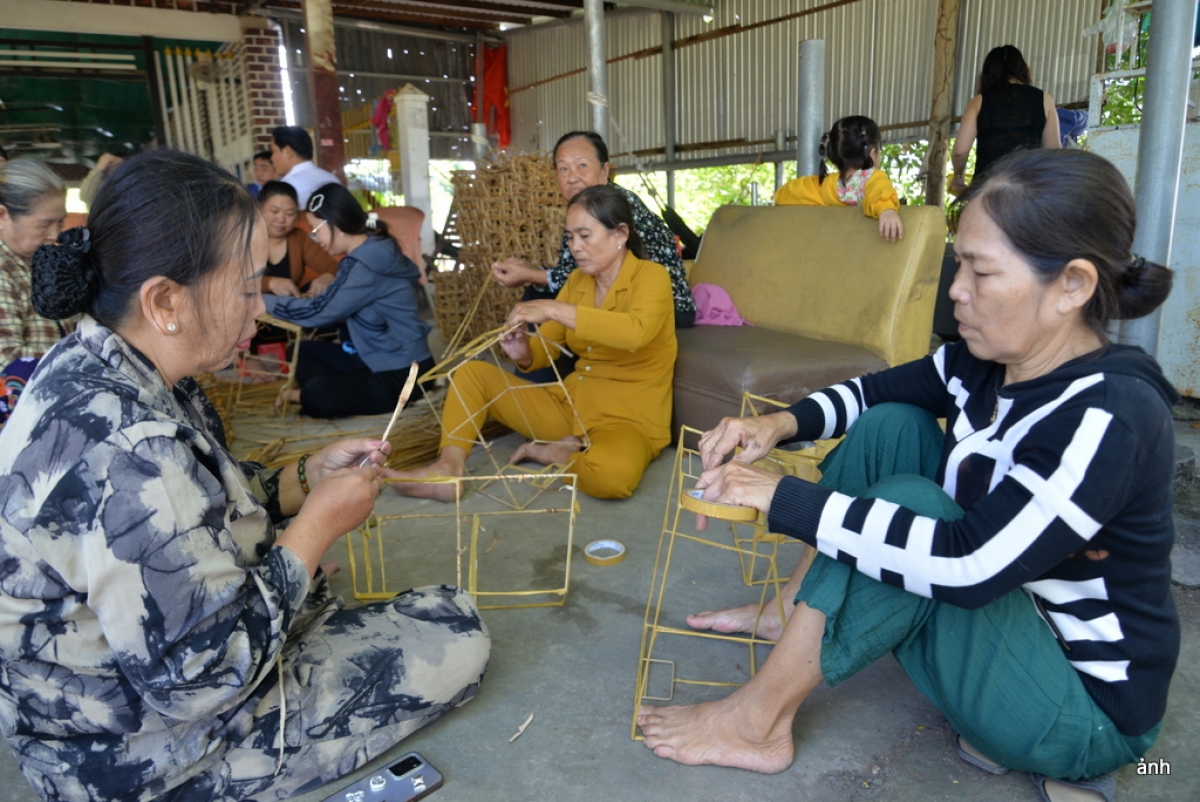 Tại ấp Vĩnh Hiệp, xã Hòa Bình, tỉnh Cà Mau, hơn chục phụ nữ đang duy trì công việc đan lát thủ công