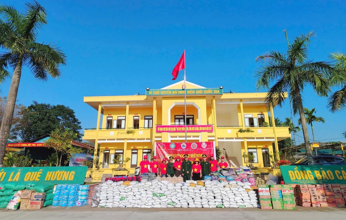 Đồn Biên phòng Ba Tầng và các tổ chức thiện nguyện tập kết vật chất trao tặng cho bà con - Ảnh: HN