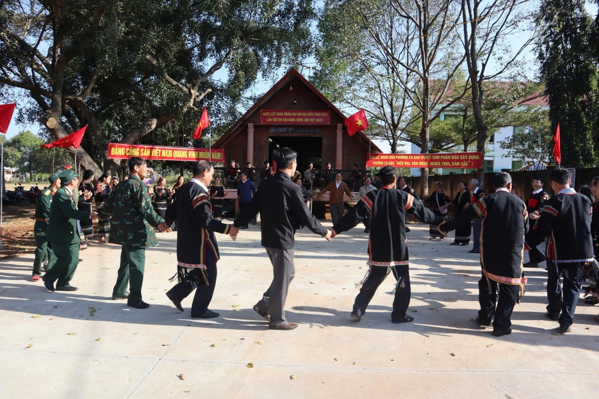 Klei kdŏ čhuang dưi pŏk mlar, bi êdah ai tiê bi hgŭm êpul êya ti gŭ hla čhiăm gru Đảng