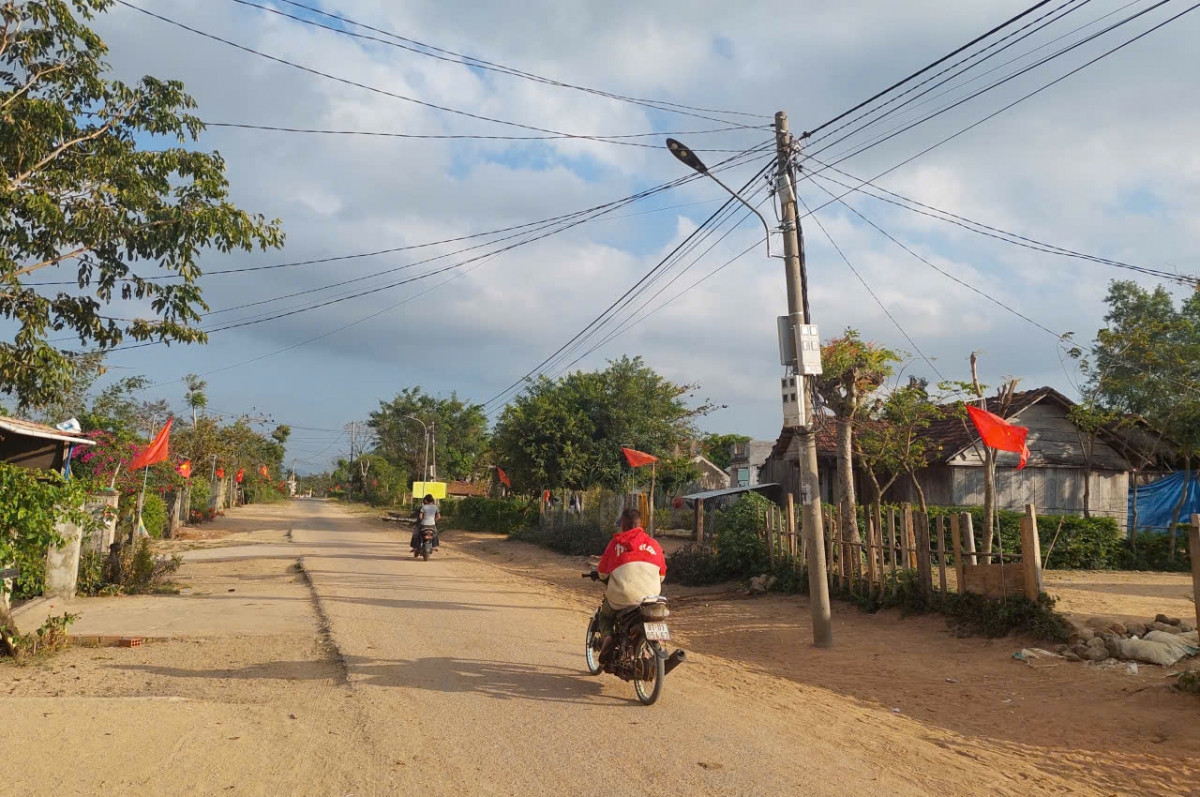 Troăng pơlê Stor, cheăm Tơ Tung, Gia Lai, eăng to hlá cơ koh hâk Hneăng hôp Đảng