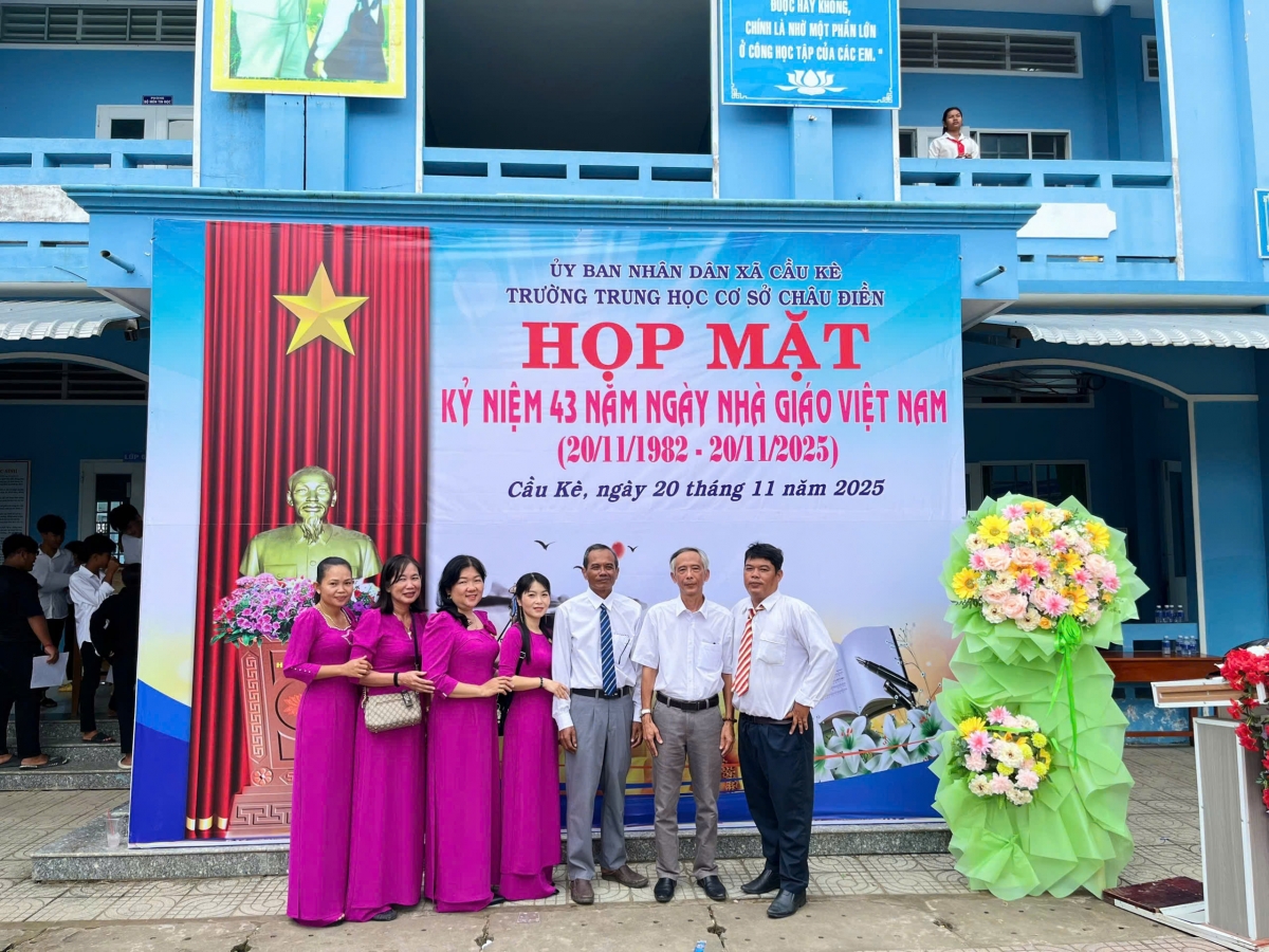 Thầy Thạch Sol, Giáo viên Trường Trung học cơ sở Châu Điền, xã Cầu Kè, tỉnh Vĩnh Long ( Đứng giữa đeo cà vạt xanh).