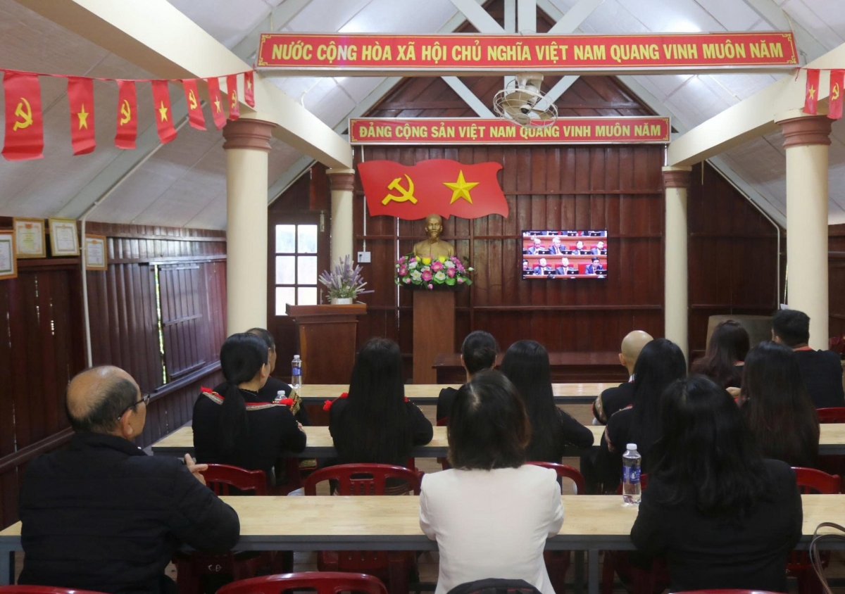 
Kon pơlei Ê Đê tơ̆ pơlei Akô Dhông, dêh char Đăk Lăk hơlen lăng Hop akŏm mă 14 kơ Đảng