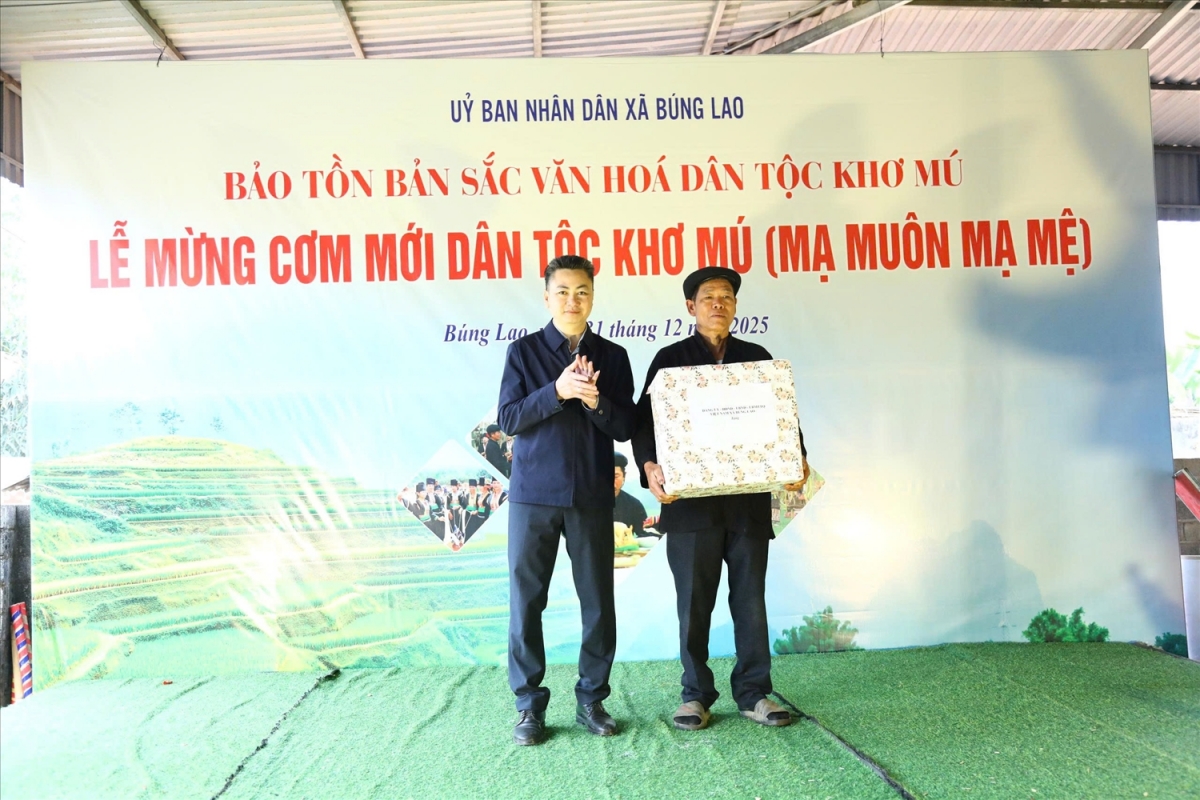 UB Bhap bini xa Búng Lao peih bruk pamedeih, khik ramik Harei Uan lisei bahrau (Mạ Muôn Mạ Mẹ) di bangsa Khơ Mú