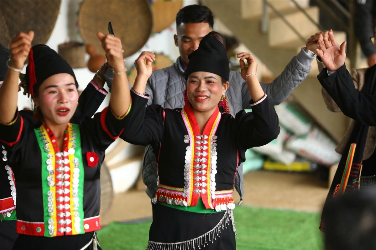 Urang bangsa Khơ Mú ba drei tame ragam tamia xòe gul pataom dalam harei raya