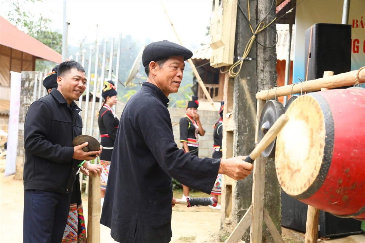 Adat Uan lisei bahrai khik bruk hu makna, oh kurang hu dalam bruk ngak mbang pala drak di urang Khơ Mú
