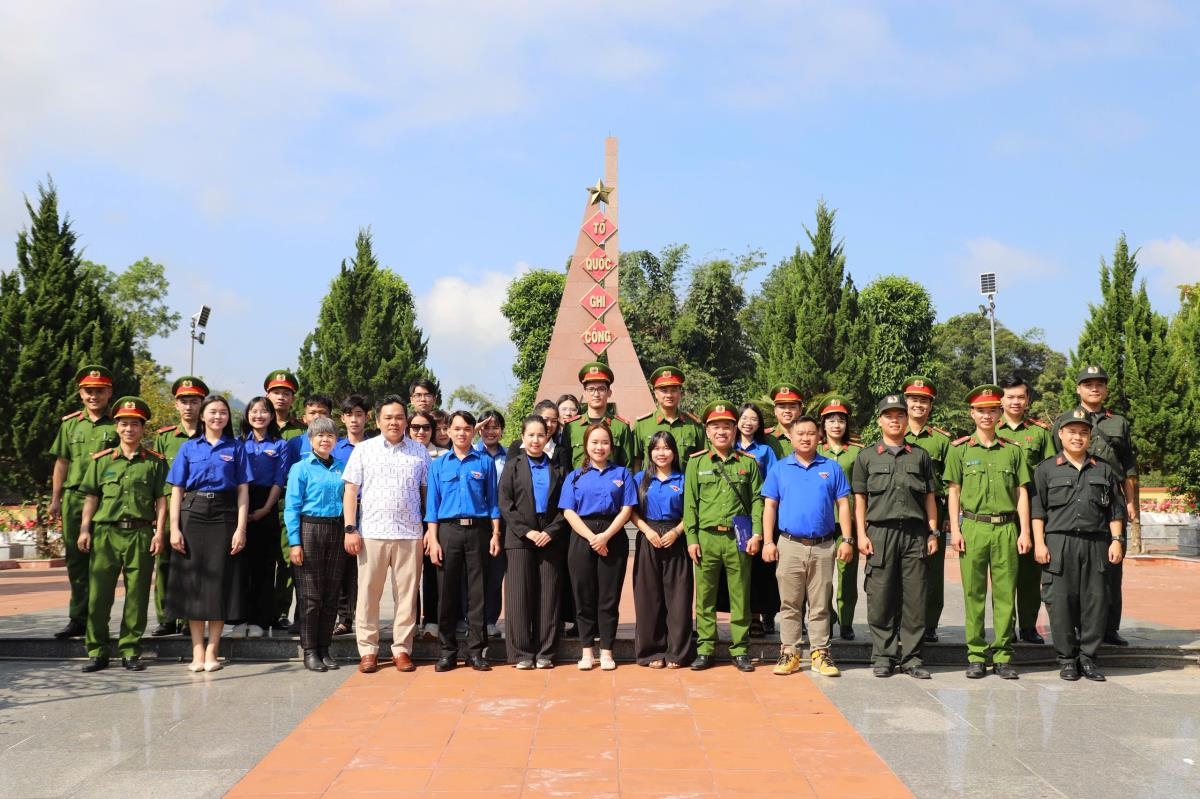 Đoàn cơ sở và Hội Phụ nữ Phòng Cảnh sát cơ động Công an TP Đà Nẵng phối hợp với Đoàn Thanh niên Trường Đại học Sư phạm – Đại học Đà Nẵng, Đoàn Thanh niên Phân hiệu Học viện Hành chính và Quản trị công cùng các mạnh thường quân tổ chức chương trình “Tình nguyện mùa đông – Xuân yêu thương”