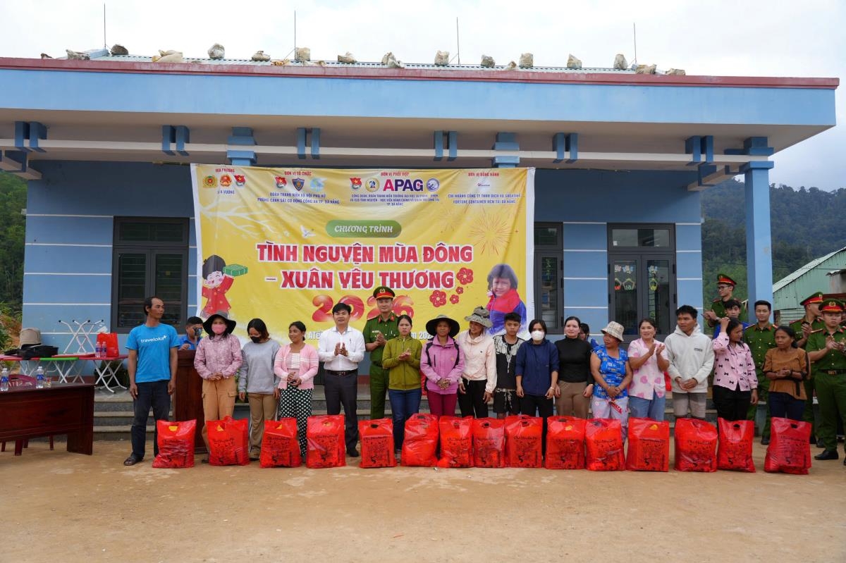 Lãnh đạo Phòng Cảnh sát cơ động CATP Đà Nẵng và đại diện chính quyền địa phương trao quà cho bà con