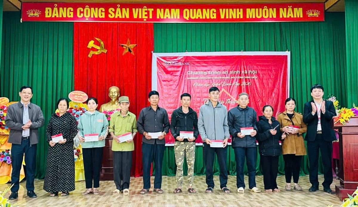 Agribank Chi nhánh Minh Hóa-Bắc Quảng Bình trao quà Tết cho các hộ nghèo tại xã Kim Phú - Ảnh: C.T