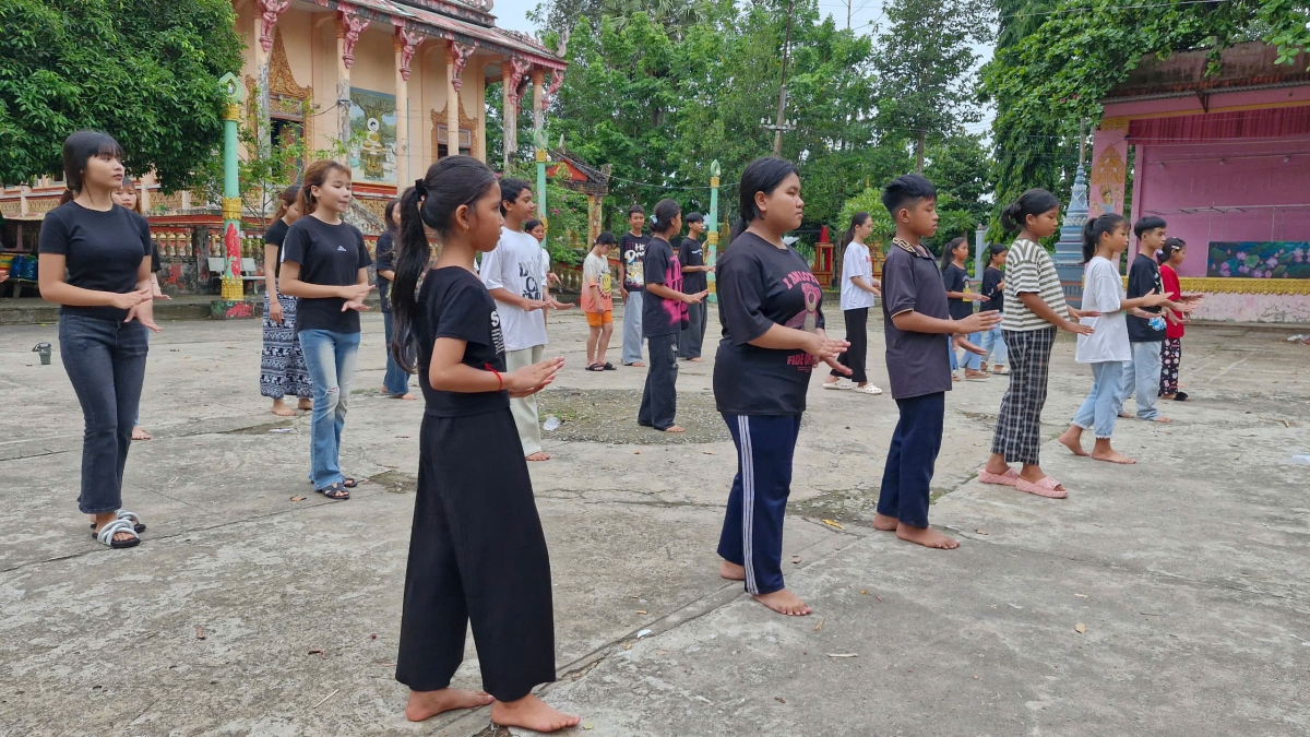 Hoạt động tập múa truyền thống của đồng bào Khmer tại chùa Bâng Cro Chắp Thmây, xã Tân Thạnh