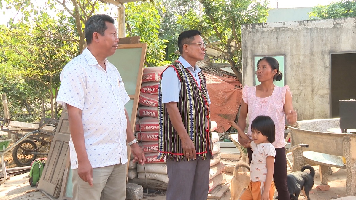 Ông Mang Mu (đứng giữa) lắng nghe người dân chia sẻ