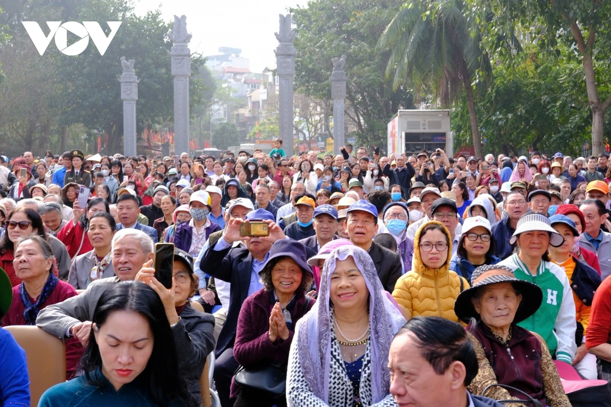 Đông đảo người dân và du khách thập phương đến dự Lễ hội.