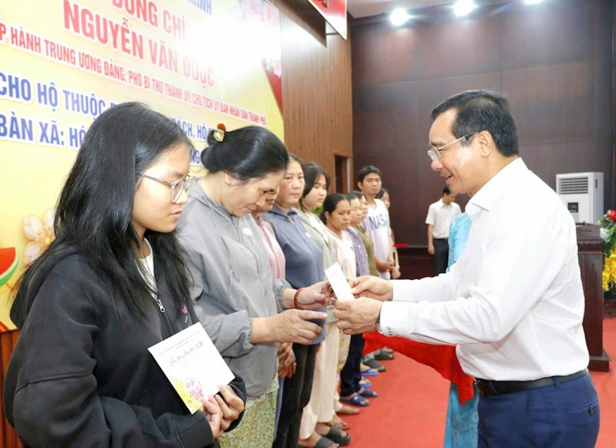 Đồng chí Nguyễn Văn Được alin jien ka bhap bini di TPHCM mbang Tet