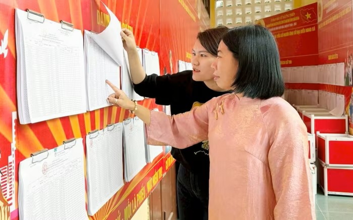 Cử tri tìm hiểu các thông tin về bầu cử