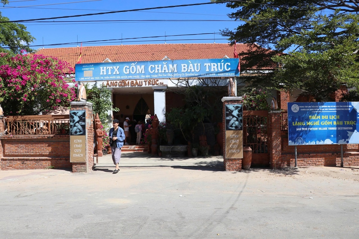 HTX Lam Cam Hamu Craok