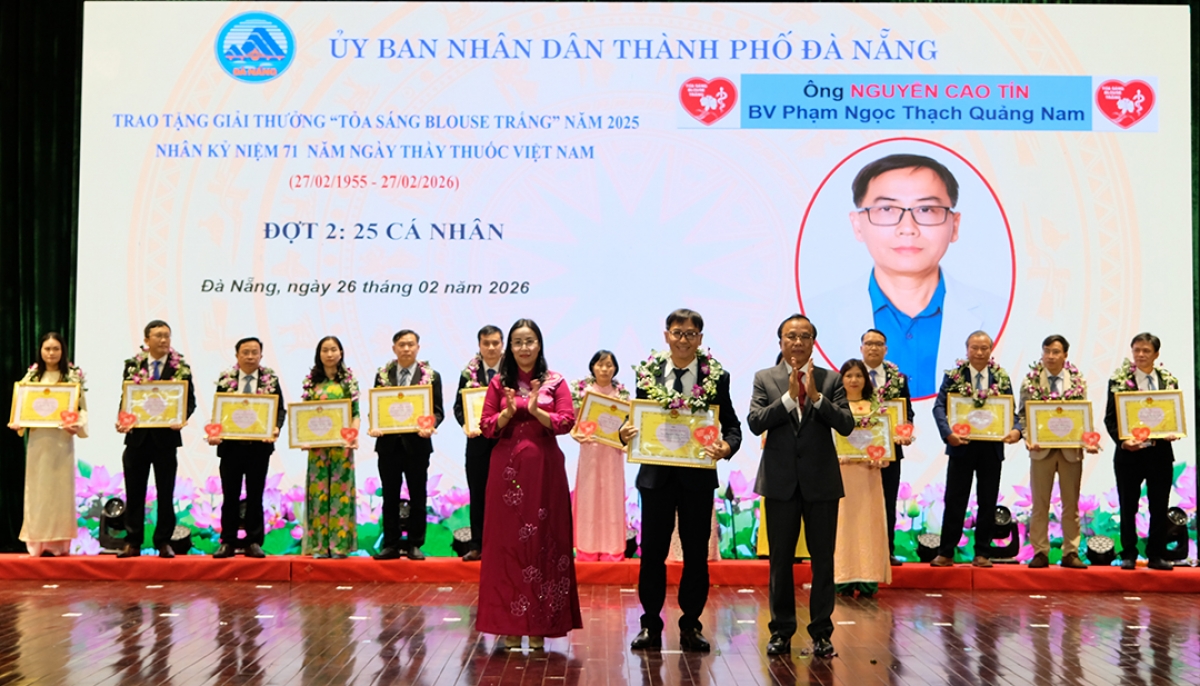 Lãnh đạo UBND thành phố trao Giải "Tỏa sáng Bluse trắng" tặng các bác sĩ  