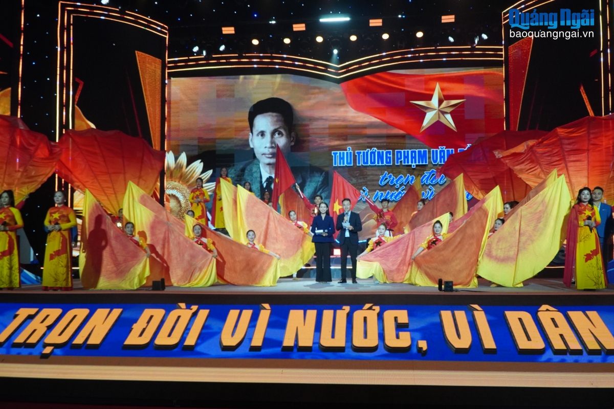 Tiết mục khép lại Chương trình nghệ thuật chào mừng Kỷ niệm 120 năm Ngày sinh Thủ tướng Phạm Văn Đồng.