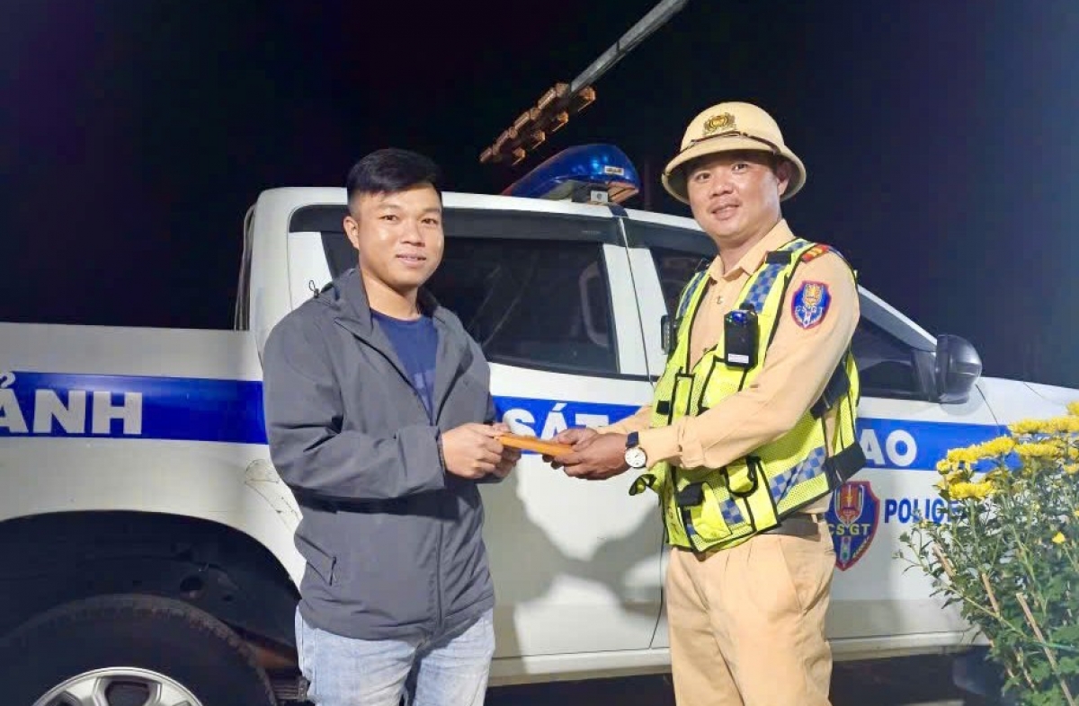 Lực lượng Cảnh sát giao thông Công an tỉnh Quảng Ngãi trao trả chiếc điện thoại cho người đánh rơi. 