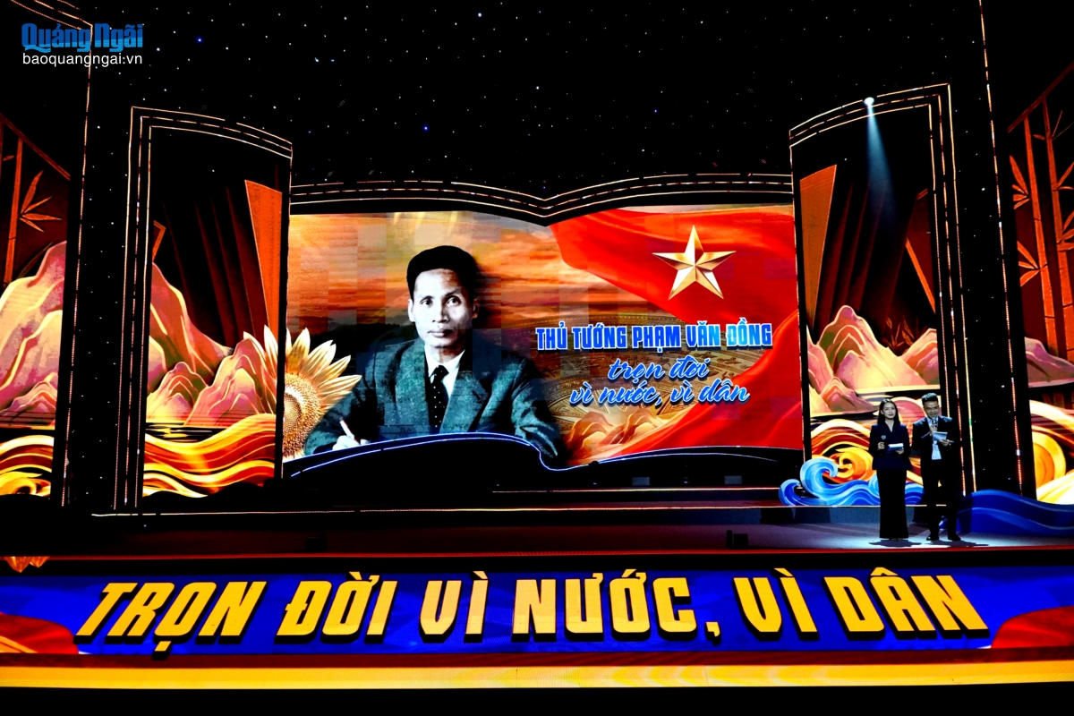 Sân khấu Chương trình nghệ thuật chính luận chào mừng Kỷ niệm 120 năm Ngày sinh Thủ tướng Phạm Văn Đồng.