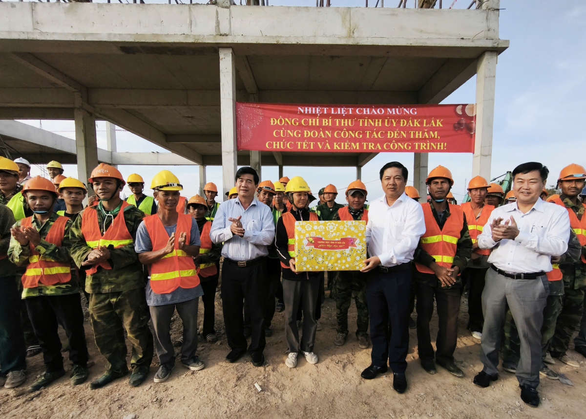 Bí thư Đảng dêh char Đắk Lắk hơpăh tơmam ƀât blŭng pơyan Puih mak ăn đe công nhân păng ki sư oei man Hnam trưng teh đak rong