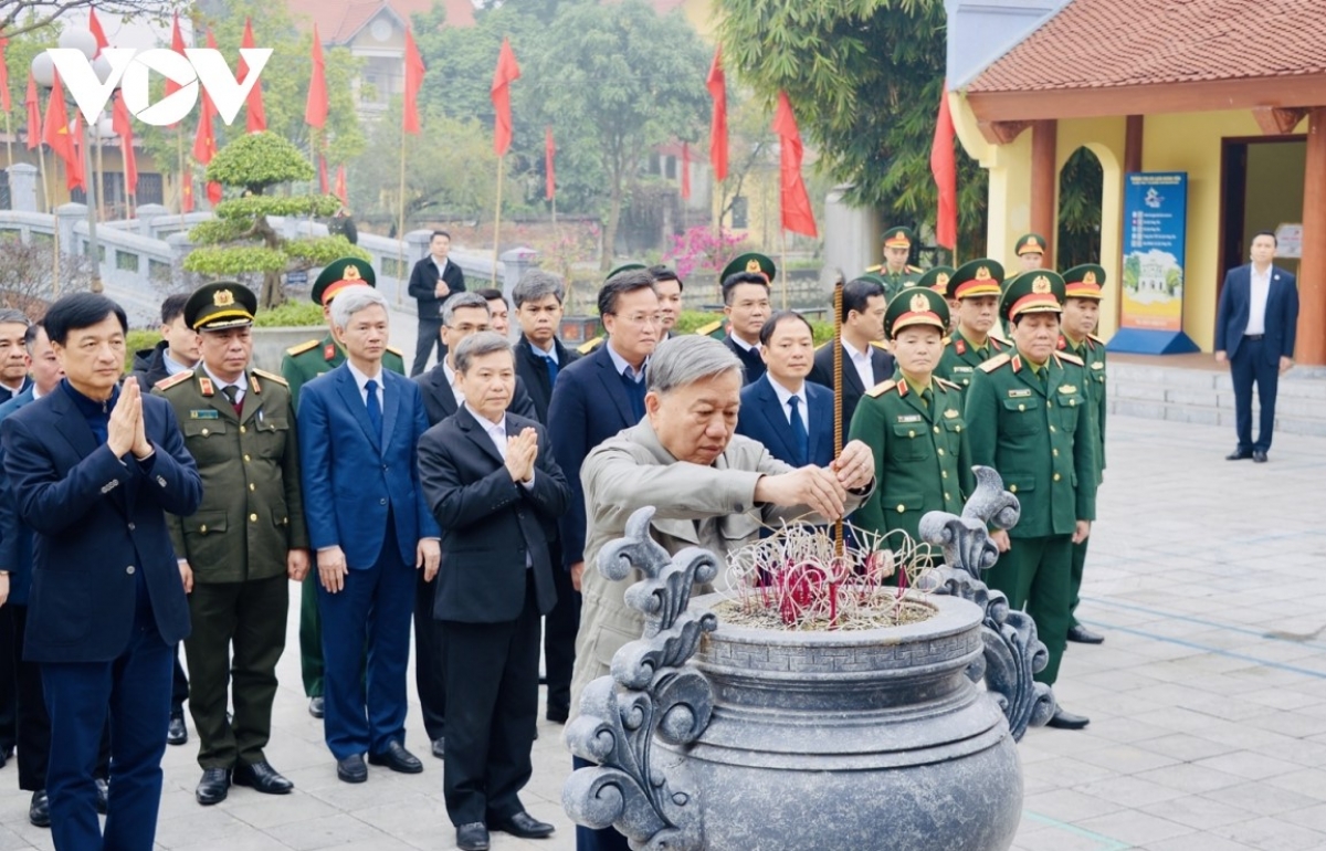 Tổng Bí thư dâng hương tại khu tưởng niệm Tổng Bí thư Nguyễn Văn Linh (xã Nguyễn Văn Linh, tỉnh Hưng Yên).
