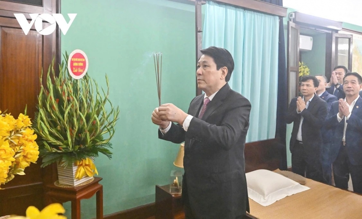 Chủ tịch nước Lương Cường dâng hương tưởng niệm Chủ tịch Hồ Chí Minh tại Nhà 67.