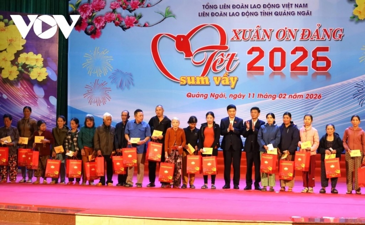 Phó Chủ tịch Quốc hội Vũ Hồng Thanh tặng quà các gia đình chính sách.