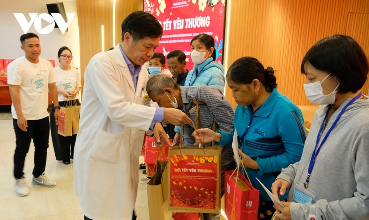 Bác sĩ CKII Nguyễn Thành Trung, Phó Giám đốc Bệnh viện Đà Nẵng tặng quà bệnh nhân.