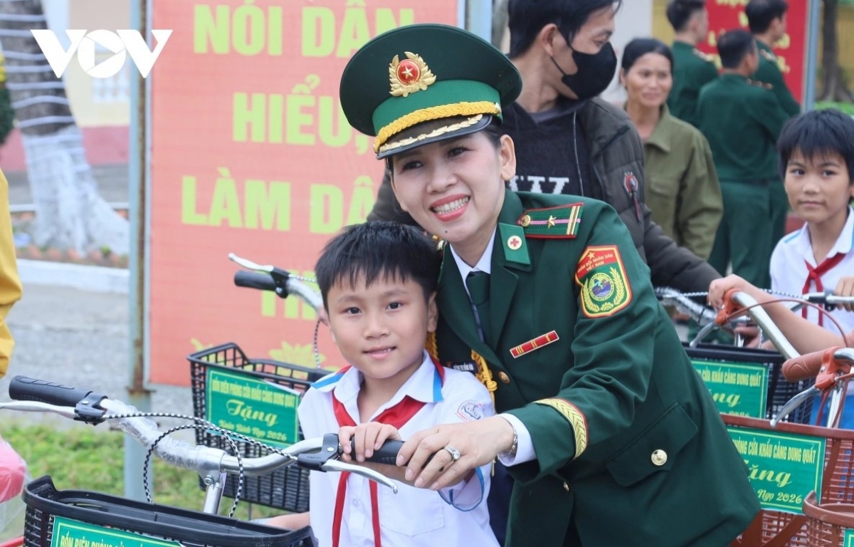 Đồn Biên phòng Cửa khẩu Cảng Dung Quất trao xe đạp tặng học sinh.