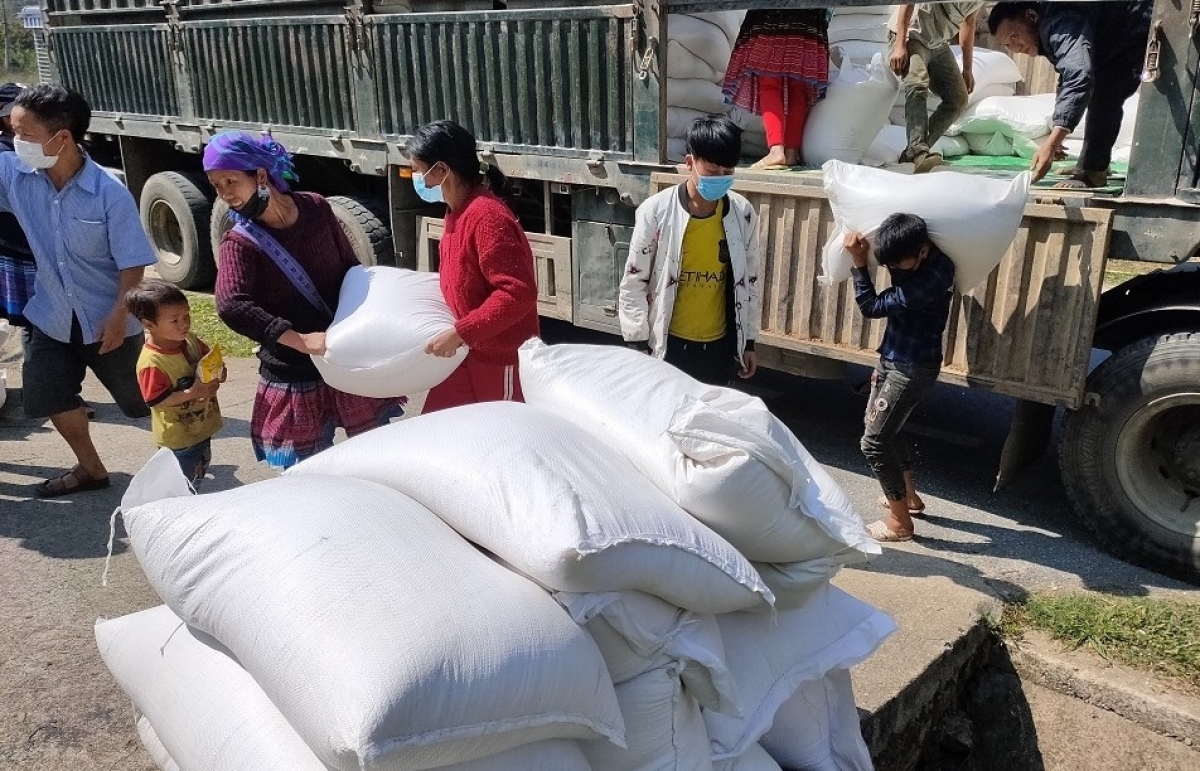 Nhiều hộ gia đình khó khăn được hỗ trợ gạo.