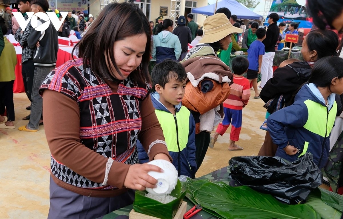 Bà con Cơ Tu thi gói bánh chưng.