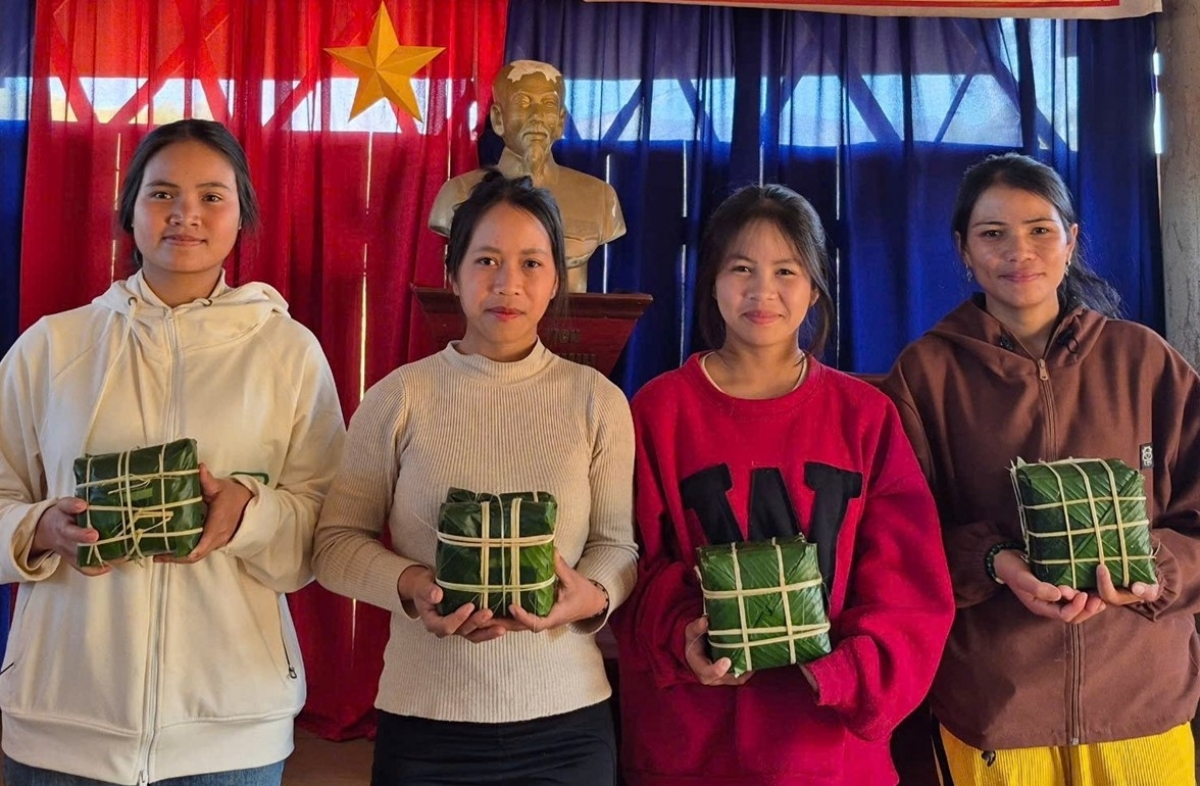 Các chị em người Xơ Đăng ở xã Tu Mơ Rông cùng khoe những chiếc bánh chưng do chính tay mình gói.