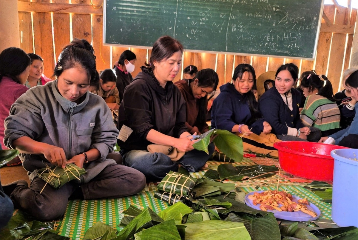 Đồng bào Xơ Đăng xã Tu Mơ Rông cùng tham gia gói bánh chưng đón Tết.