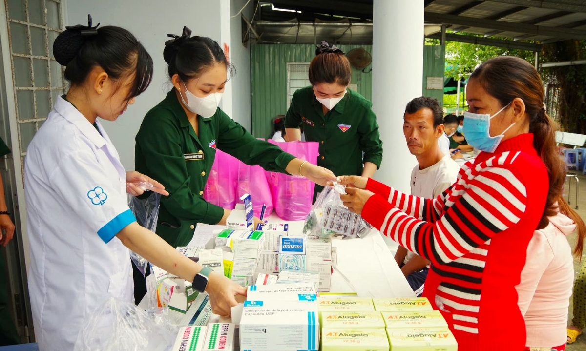 Các Đảng viên-Tri thức trẻ tình nguyện cấp thuốc cho người dân