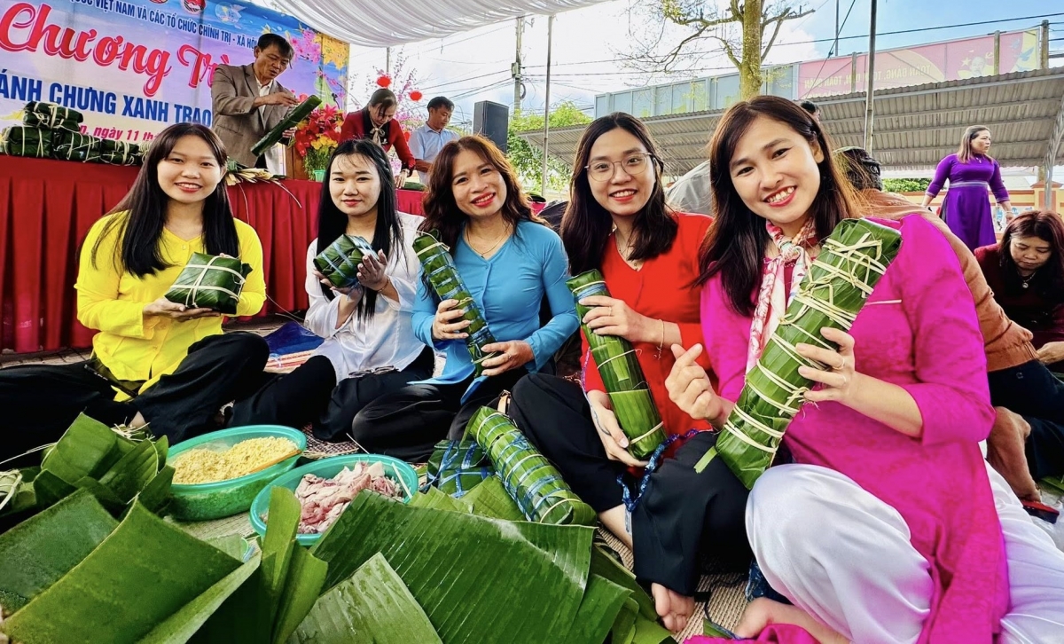 Chung tay gói bánh chưng xanh.