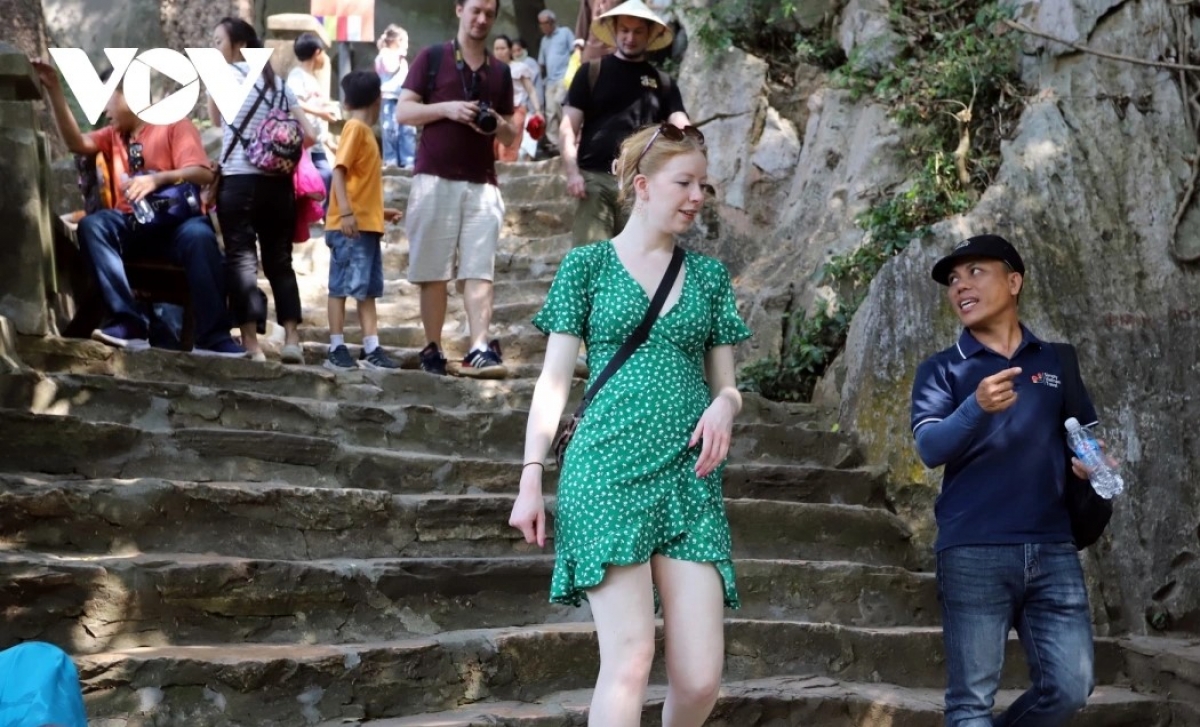 Khoảng 80% khách du lịch đến tham quan Khu di tích Danh thắng Ngũ Hành Sơn trong dịp Tết là khách nước ngoài.