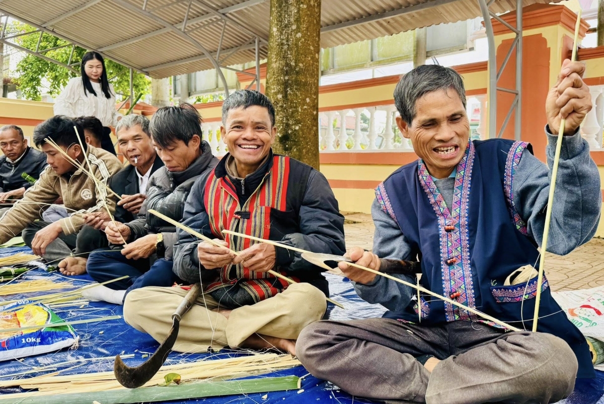 Người dân xã Tân Lập chuẩn bị lạt gói bánh trong chương trình “Gói bánh chưng xanh-Tết cho người nghèo”.