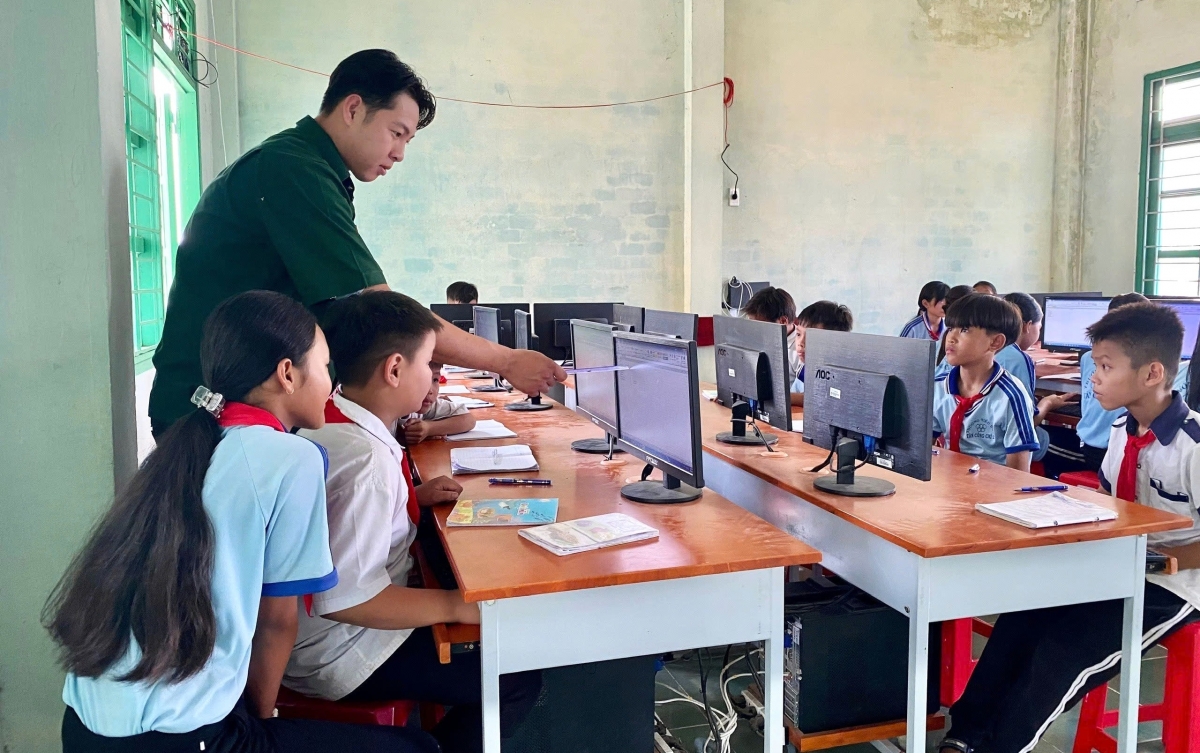 Các Đảng viên-Tri thức trẻ tình nguyện hỗ trợ học sinh tên địa bàn về tin học