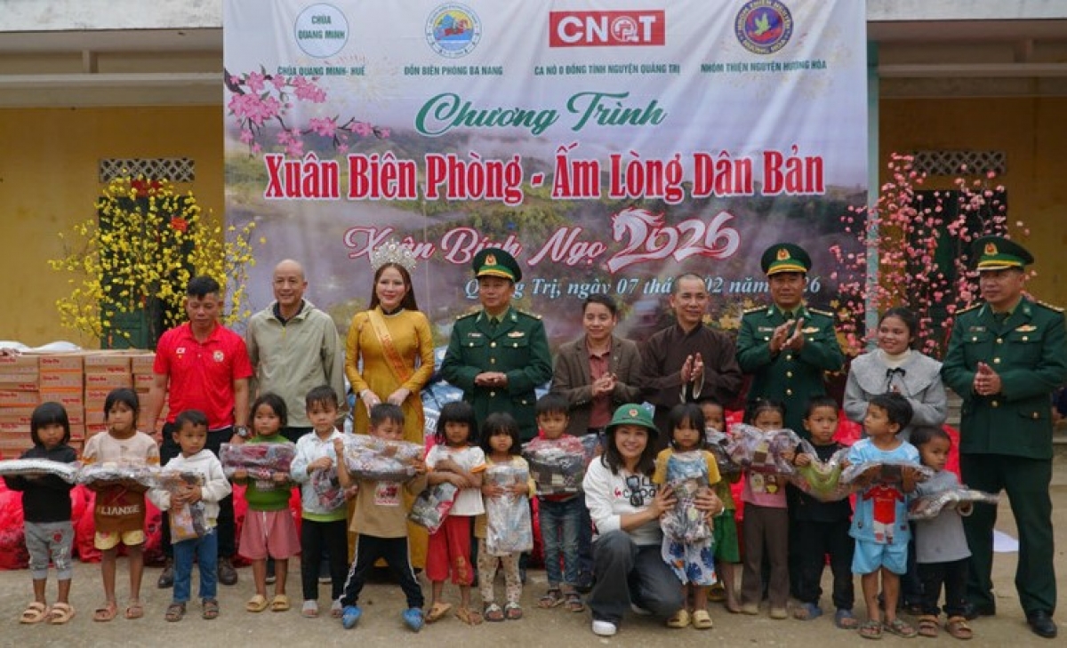 Trao quà cho các cháu ở trường mầm non Ba Nang.